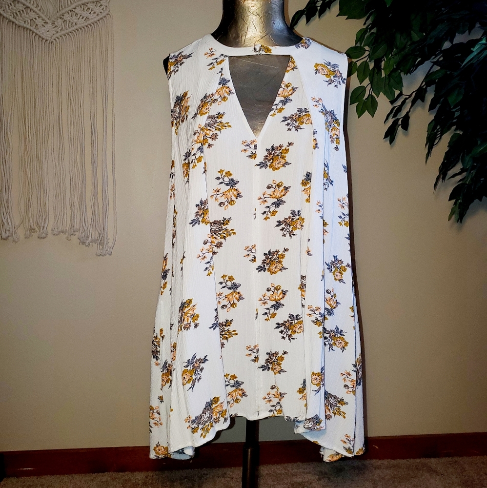 Flowy, Floral Tunic Top with Pockets!!